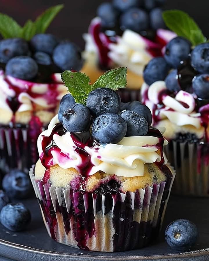 white-chocolate-blueberry-cheesecake-cupcakes